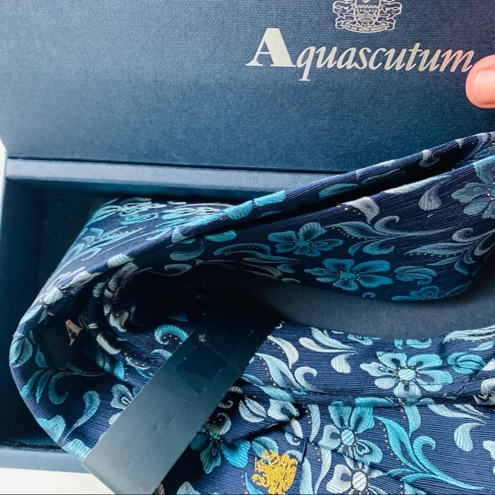 AQUASCUTUM London 6% Real Gold 94% Silk Blue Floral Mens Necktie Neck Tie NEW